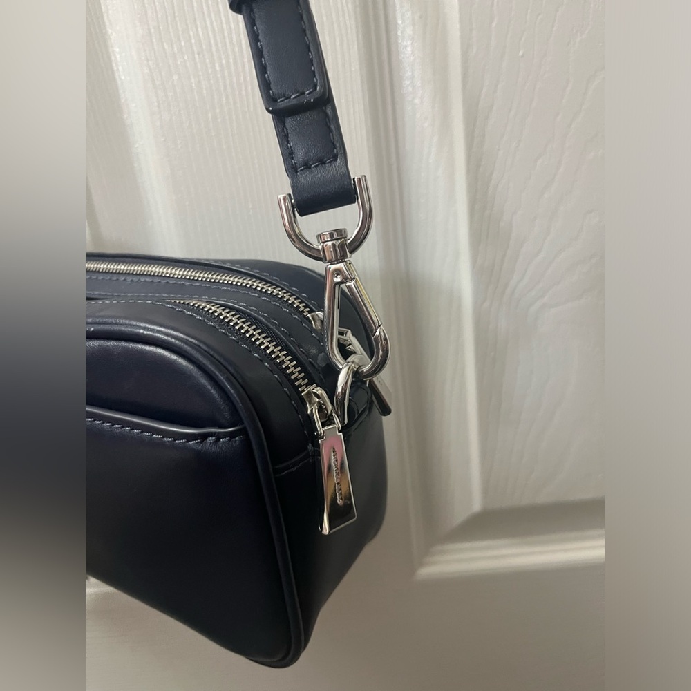 Michael Michael Kors
SIGNATURE TRICOLOR CAMERA
BAG - Picture 6 of 16